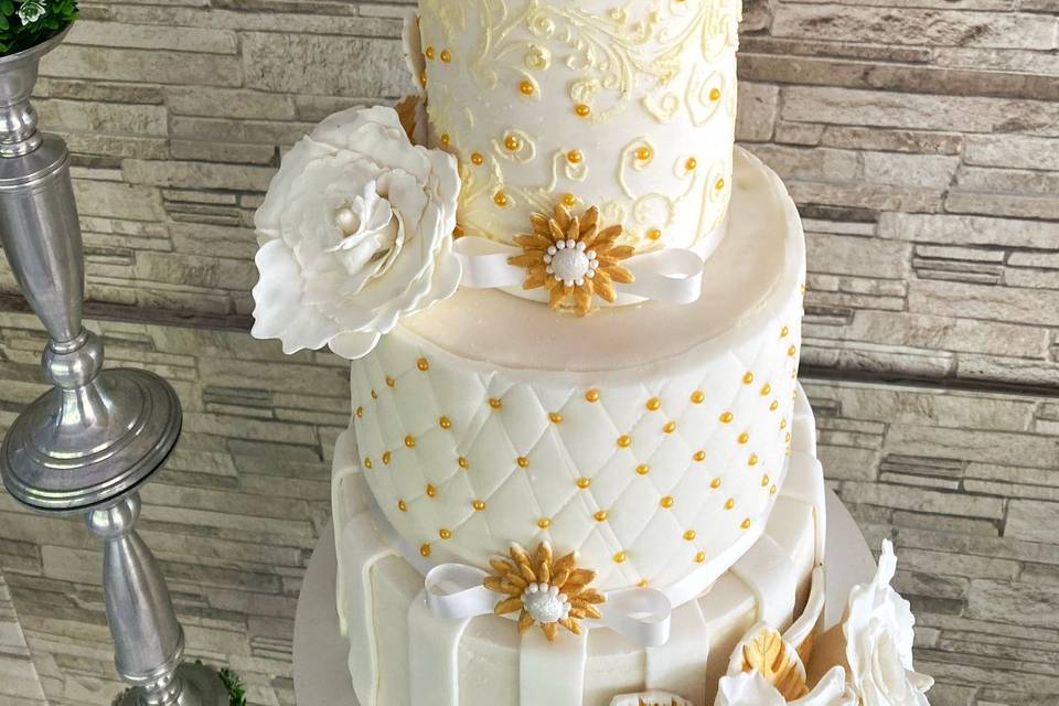 Pastel de bodas con novios