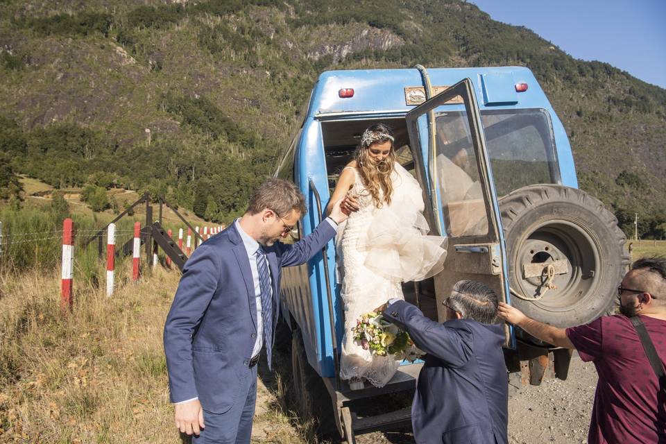 Novia bajando del Unimog