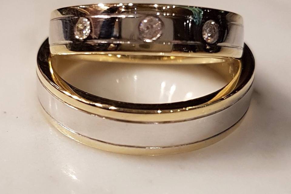Argollas matrimonio bicolor de platino y oro marillo, con 3 diamantes corte brillante