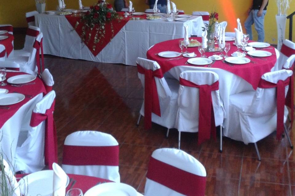 Salón decorado en rojo