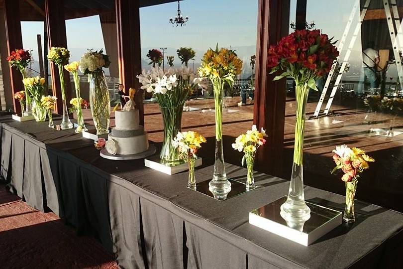 Decoración floral mesa buffet