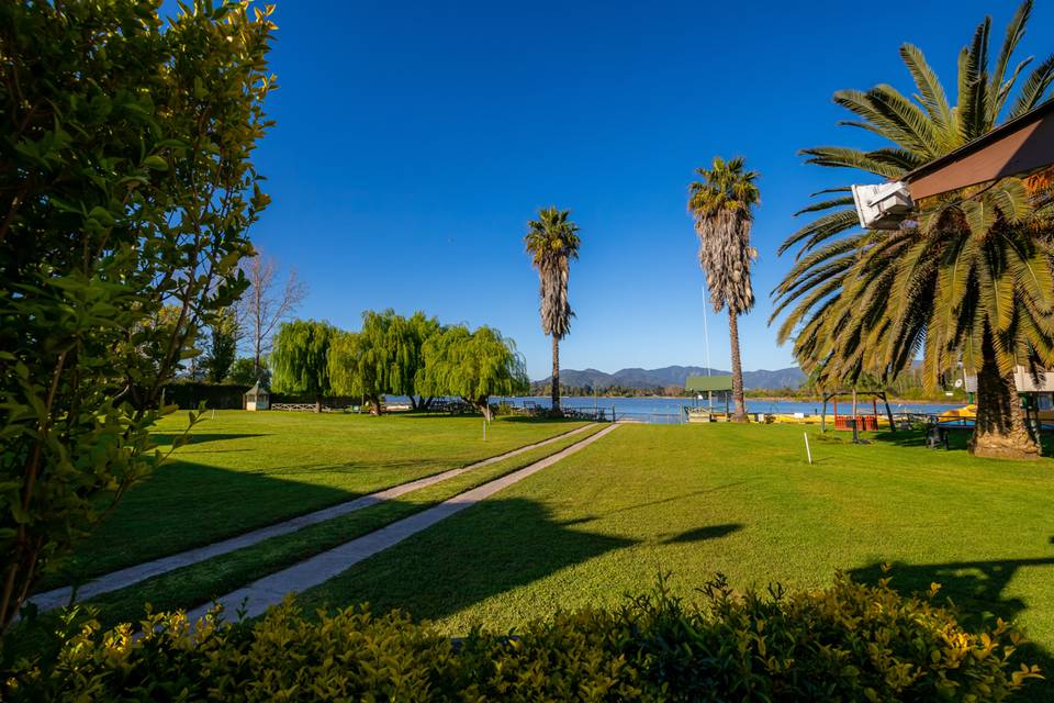 Espacio al aire libre de cara al Lago Rapel