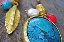 Detalle collar turquesas y oro