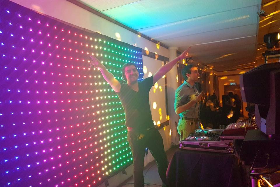 DJ y cortina LED