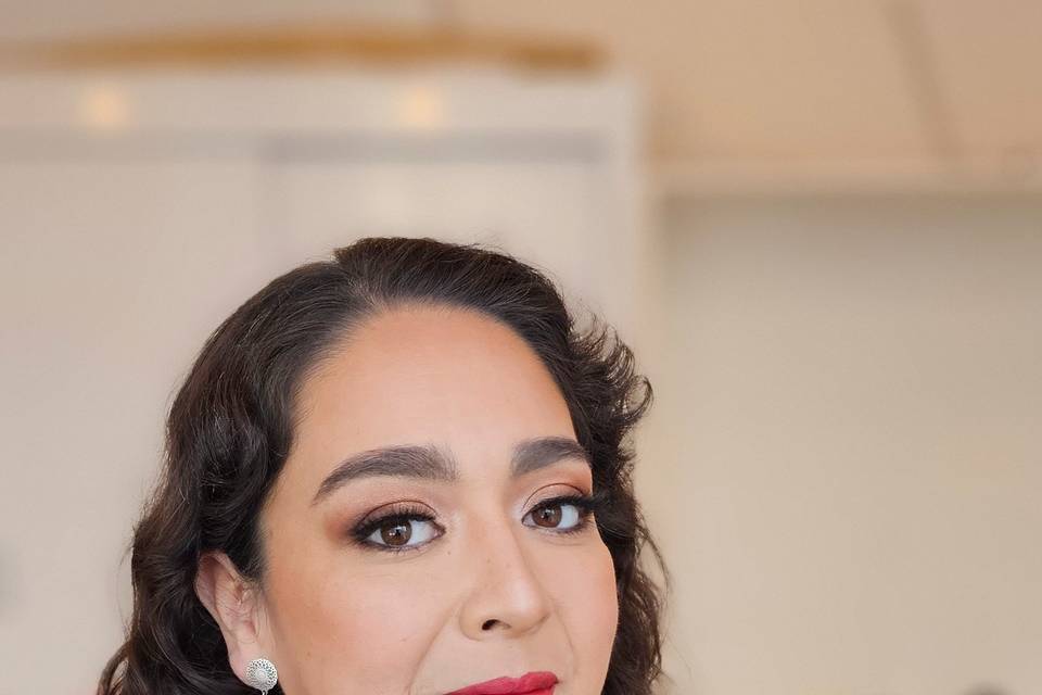 Maquillaje social con labios rojos
