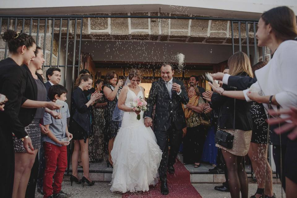 Novios saliendo de la iglesia