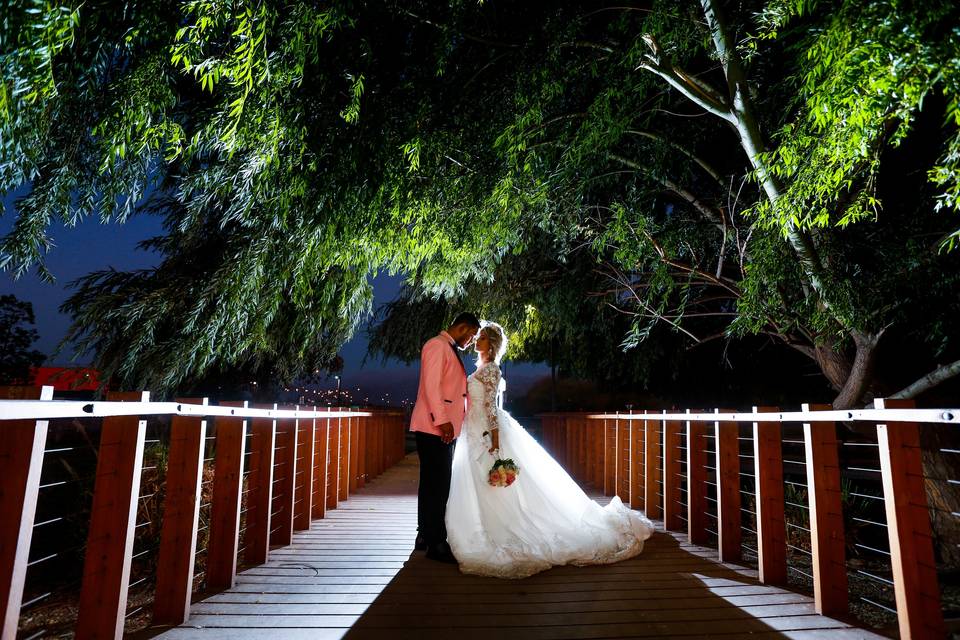 novios en el puente