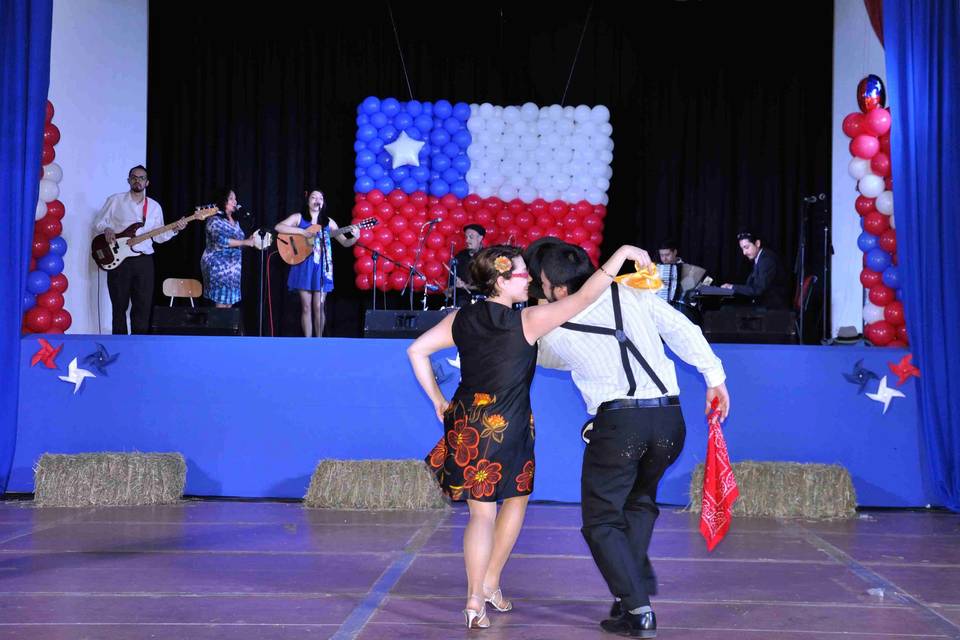 Presentación con bailarines