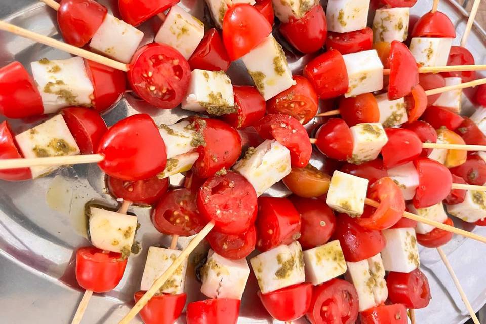 Brochetas caprese