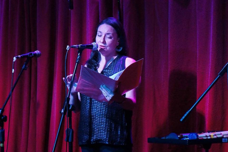 Cantando en el escenario