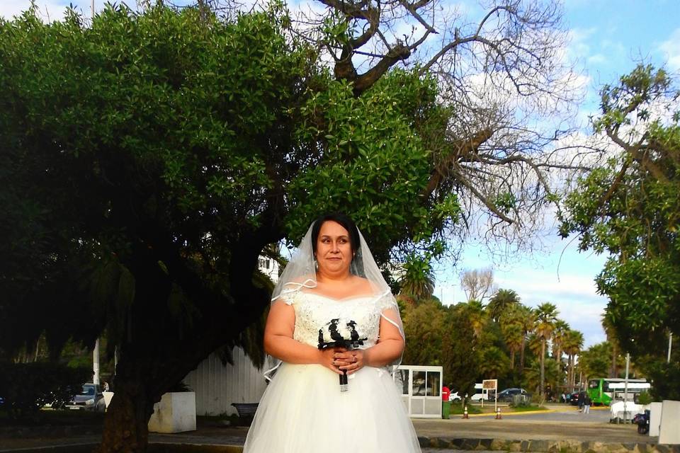 Novia parada en el jardín