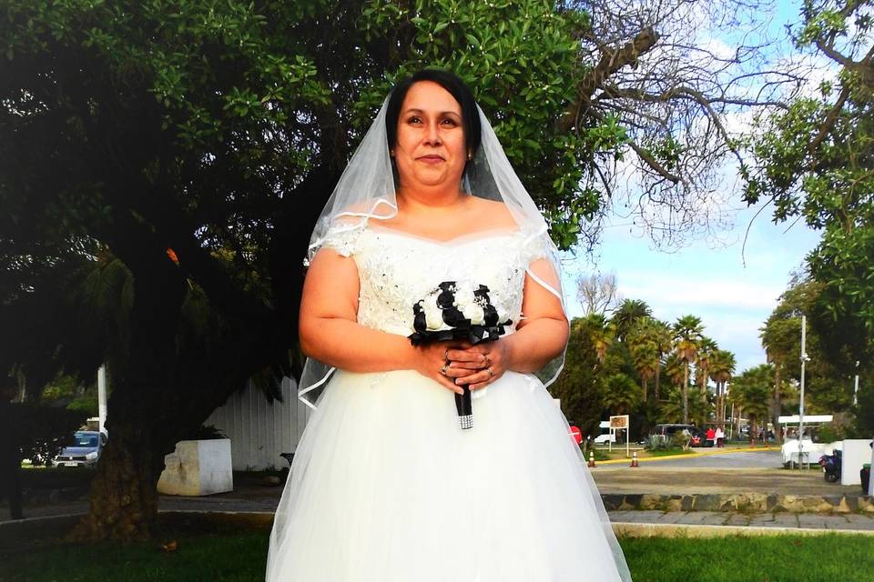 Novia con su ramo en el jardín