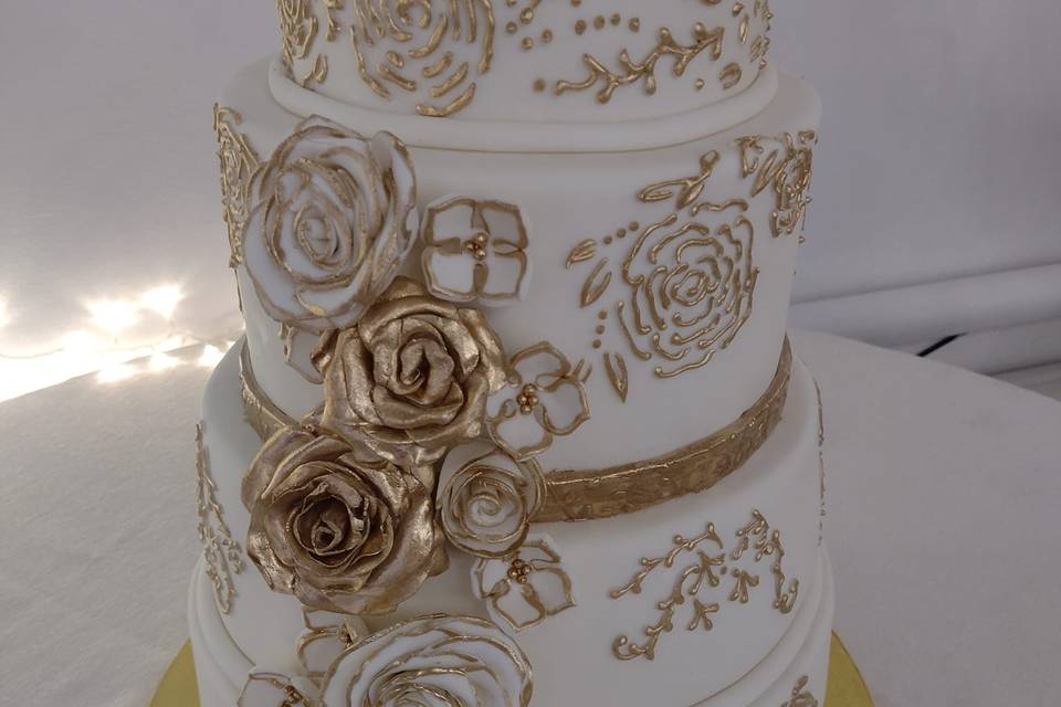 Torta con Detalles Dorados