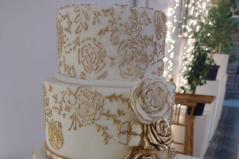 Torta con Detalles Dorados