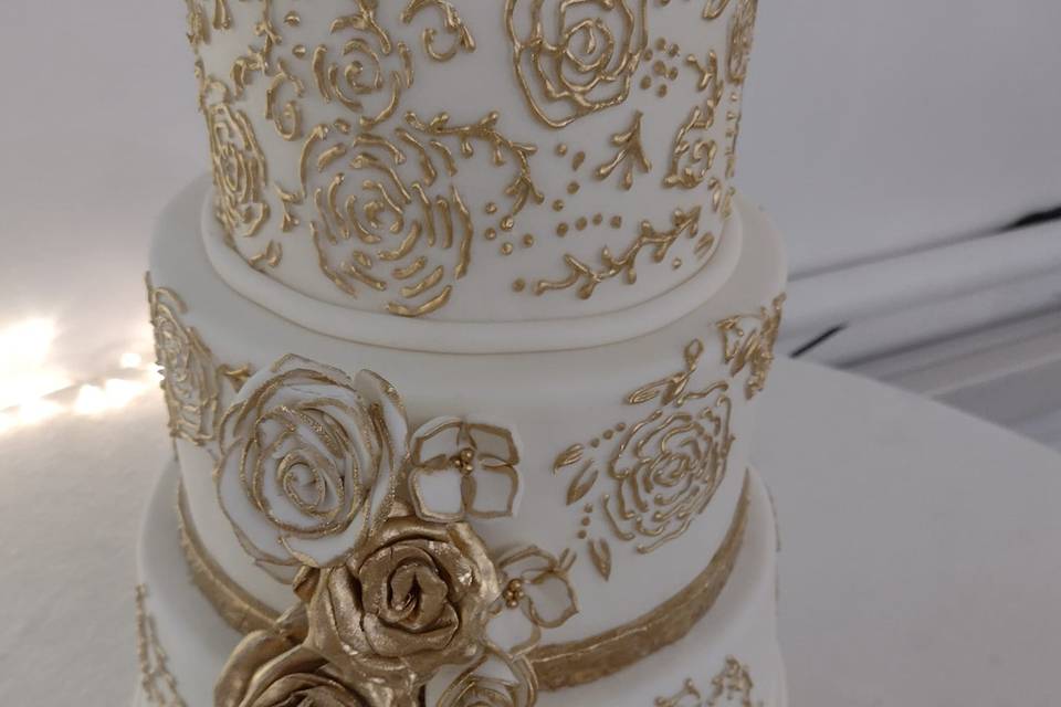 Torta con Detalles Dorados