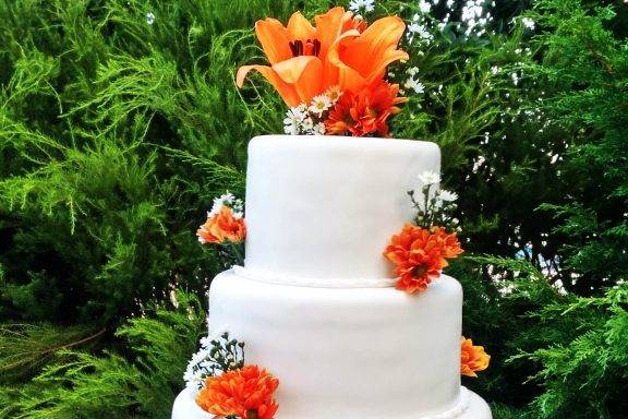 Torta con flores naranjas