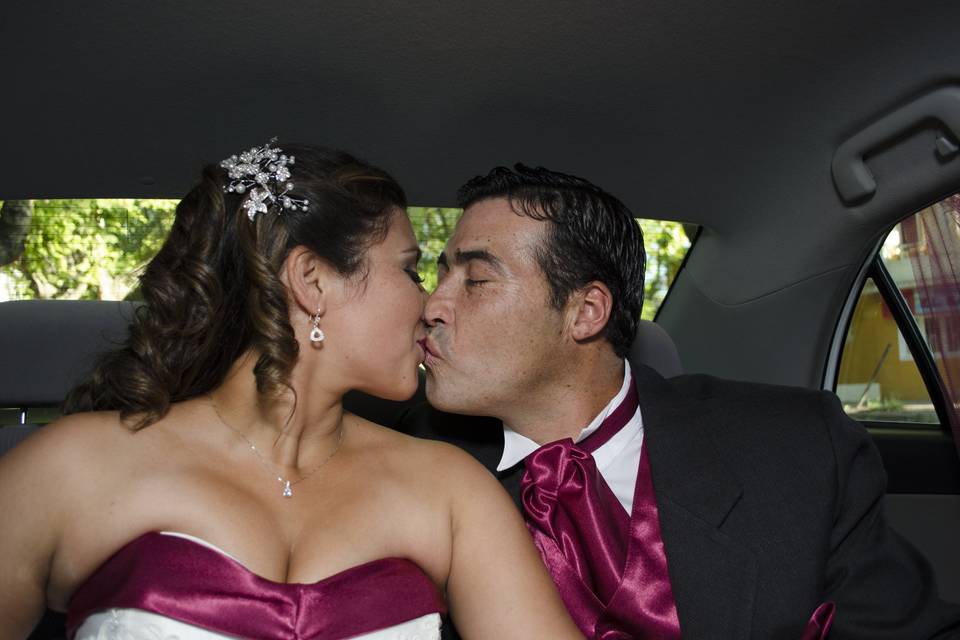 Novios después de la boda