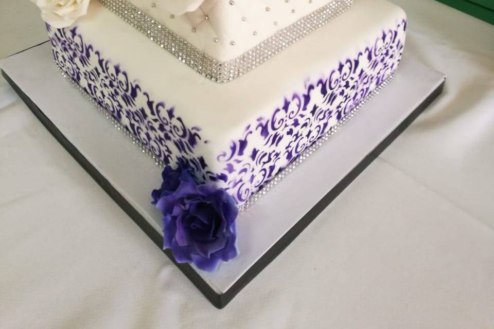 Torta cuadrada en lila