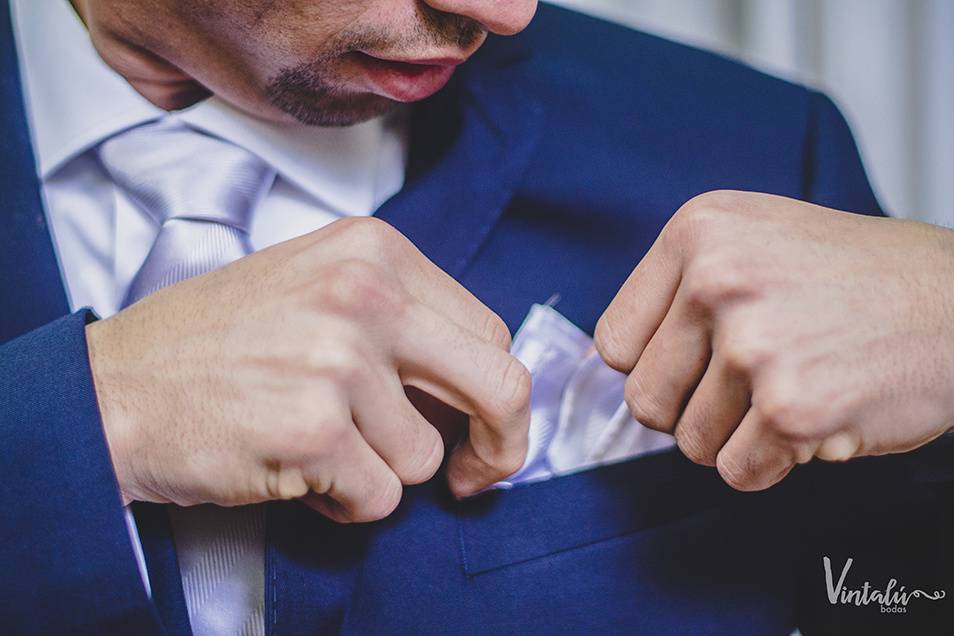 Novio preparándose