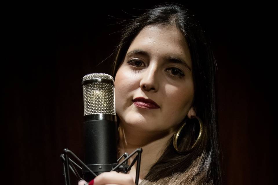 Carla Verdugo Cantante