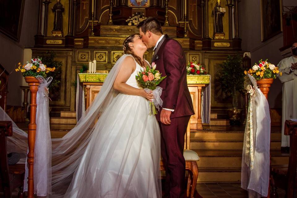 Beso frente al altar
