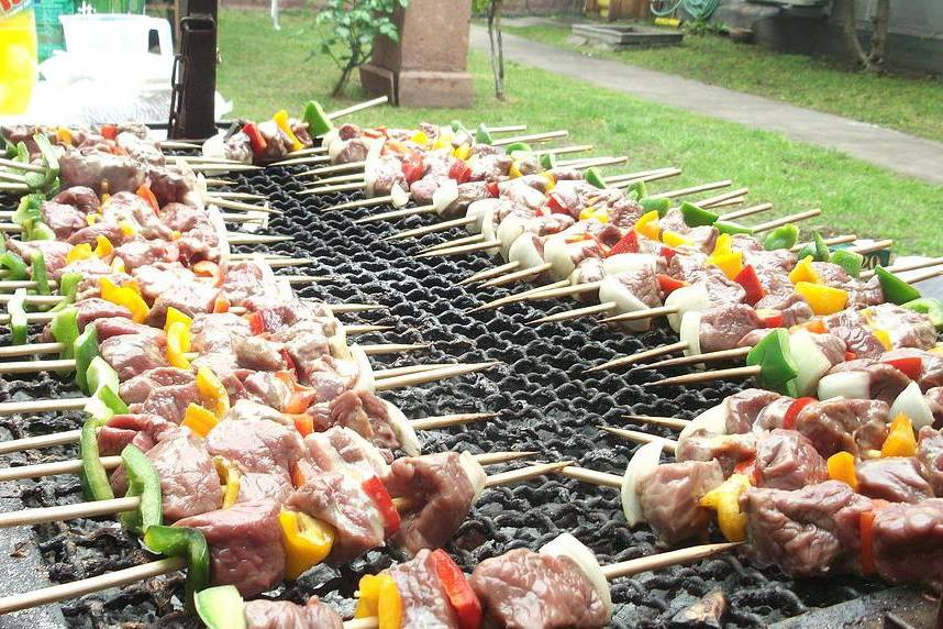 Brochetas en la parrilla