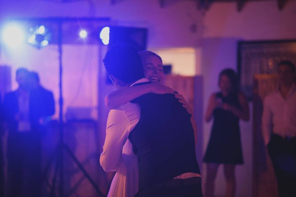 Abrazo en el baile