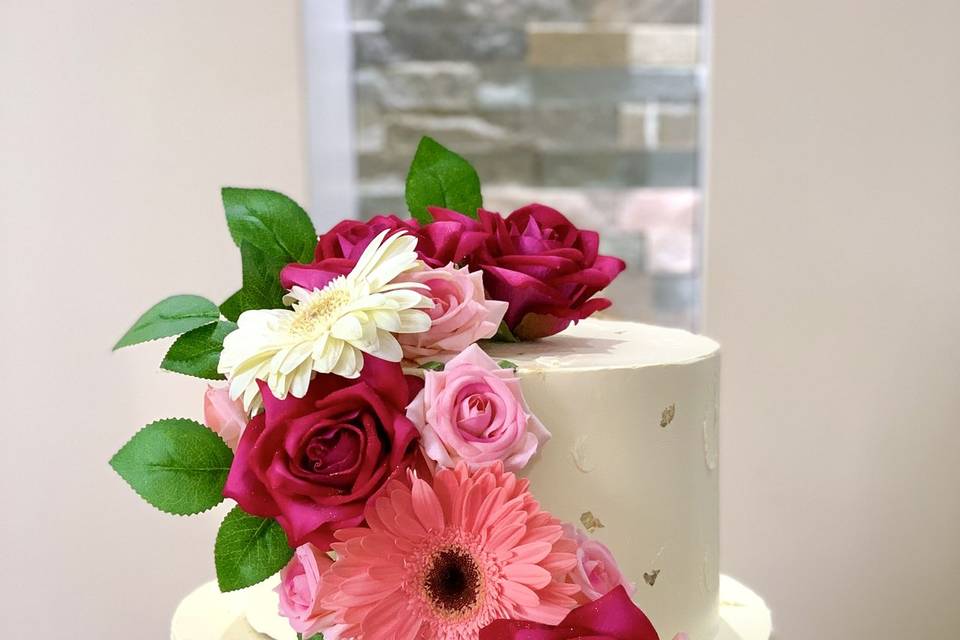 Torta con flores artificiales