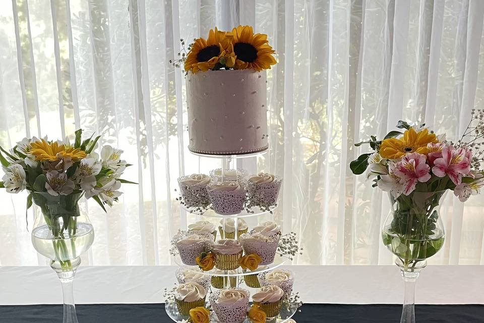 Torre de cupcakes y cake