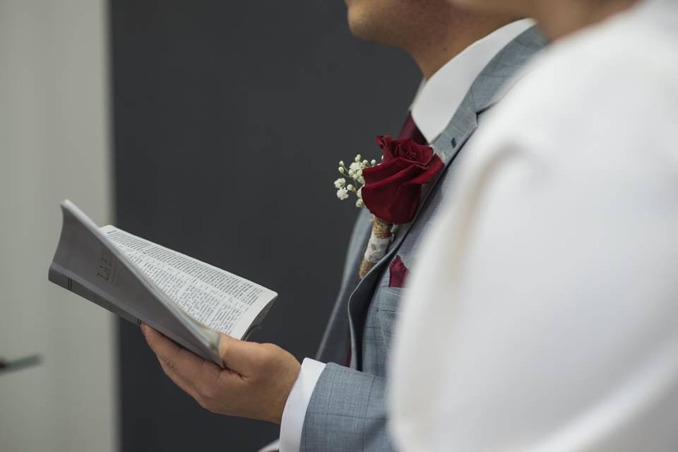 Boutonniere novio en tono rojo