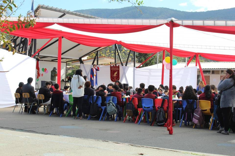 Toldo con cenefas rojas