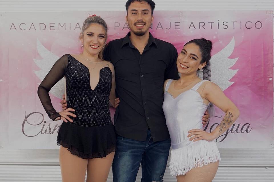 Posando con bailarinas