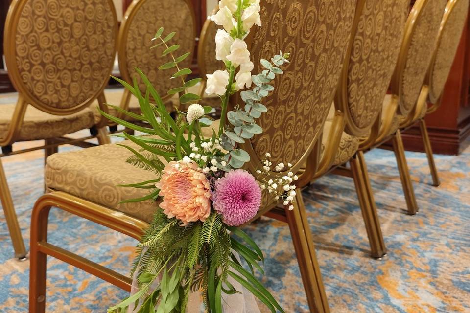Decoración silla camino altar