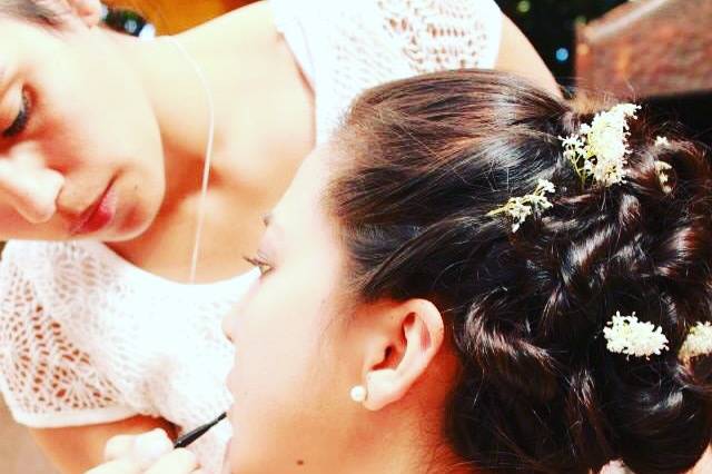 Maquillando y peinado a novia