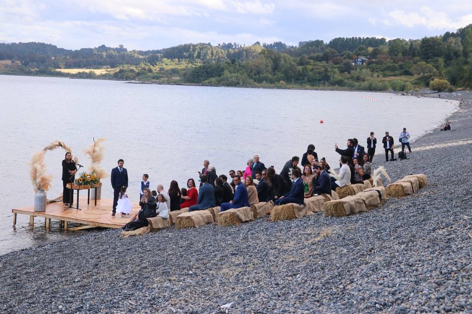 Ceremonia a orillas del lago