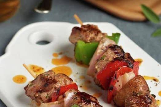 Brochetas de carne, verduras