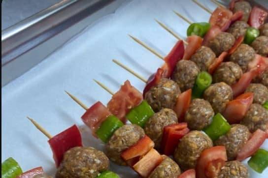 Brochetas de albóndigas