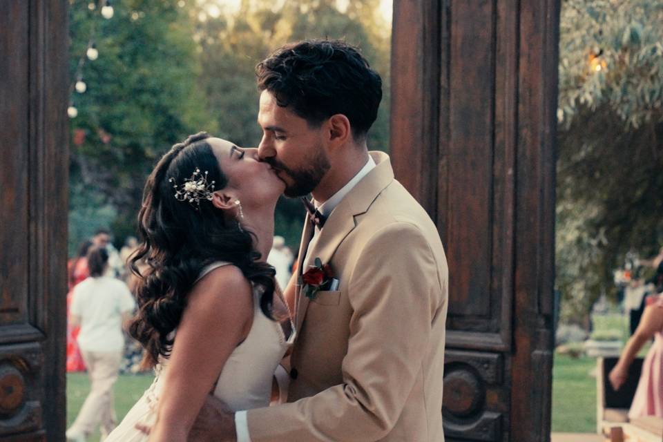 El primer beso como esposos