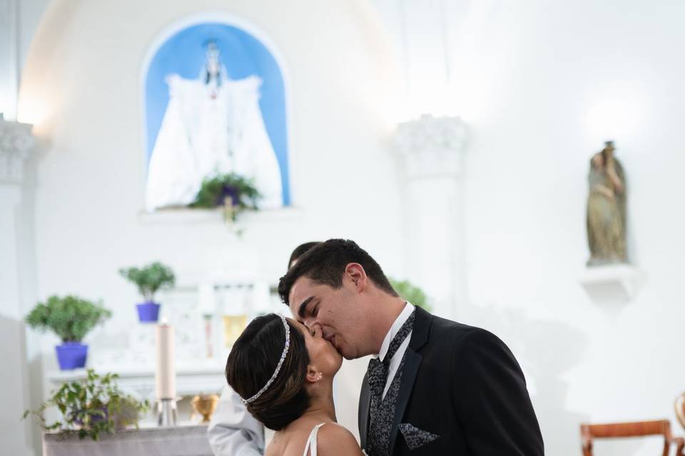 El primer beso como esposos