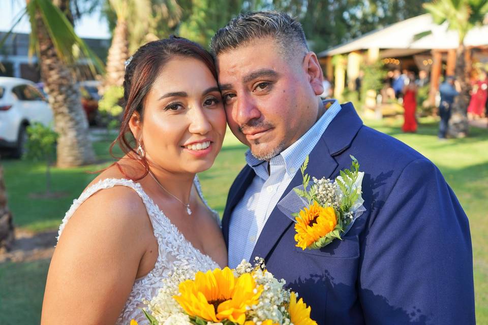 Pareja feliz afuera