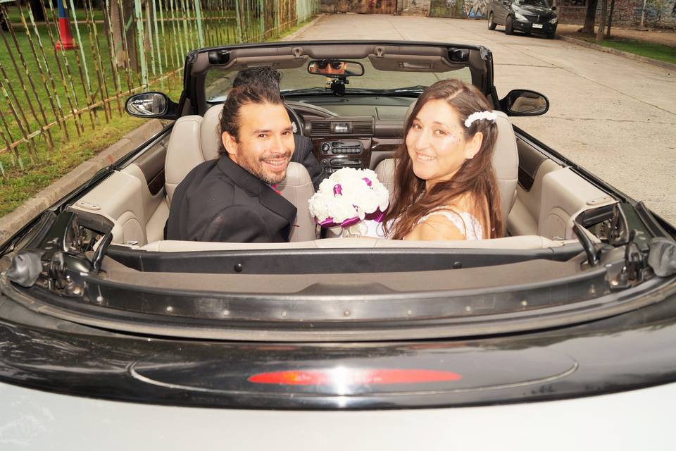 Pareja feliz auto 3