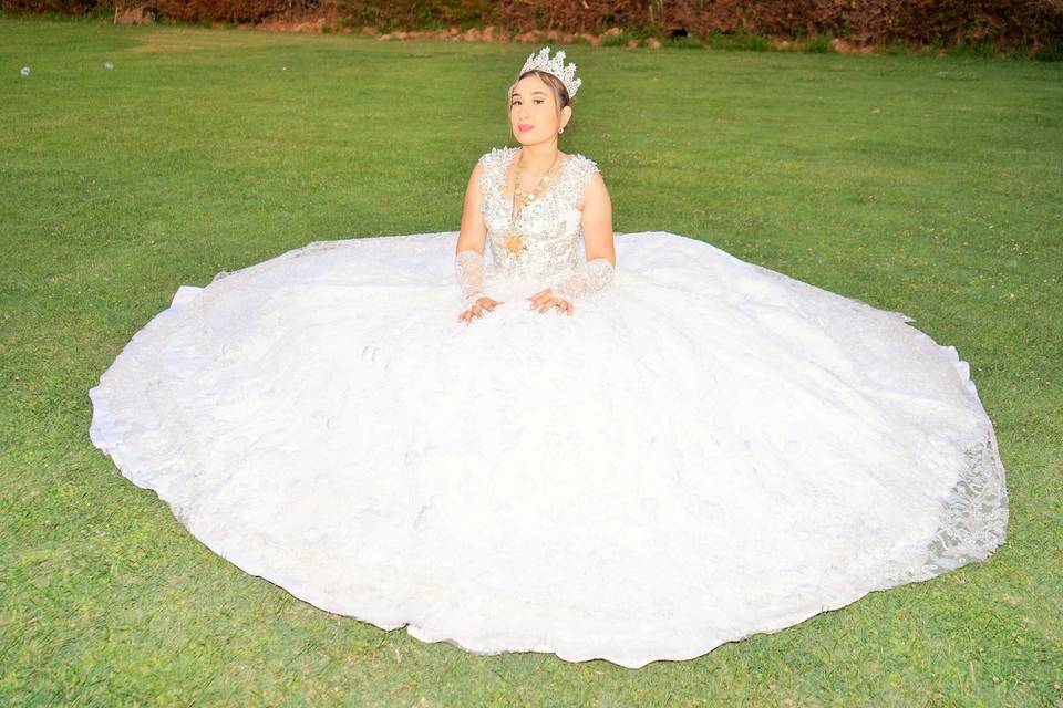 Novia feliz con su vestido