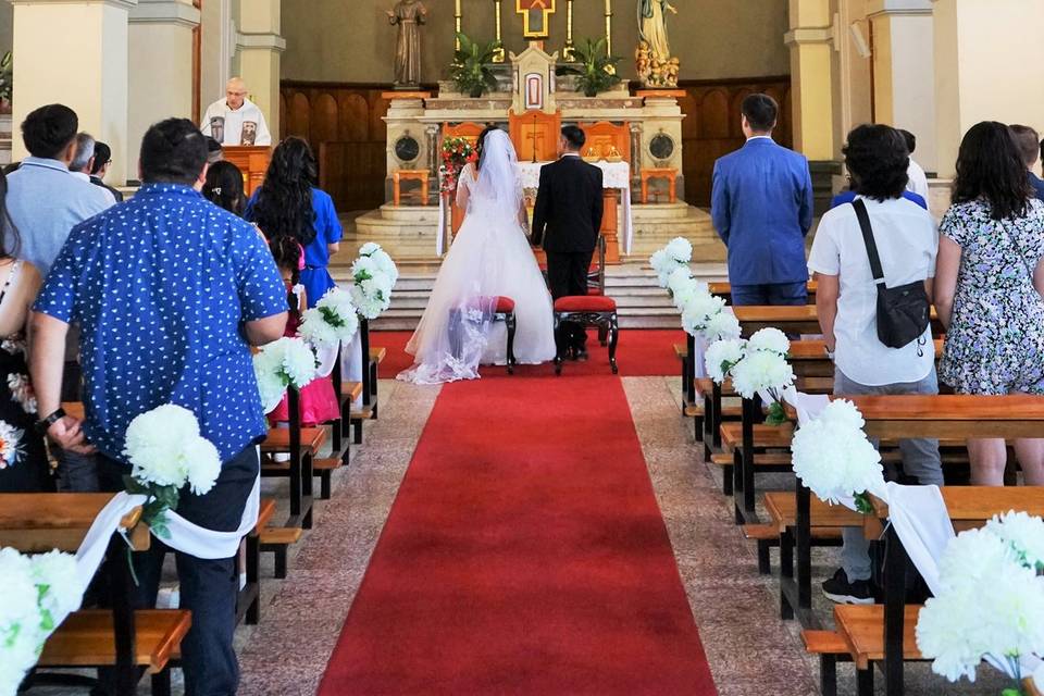 Pareja feliz iglesia