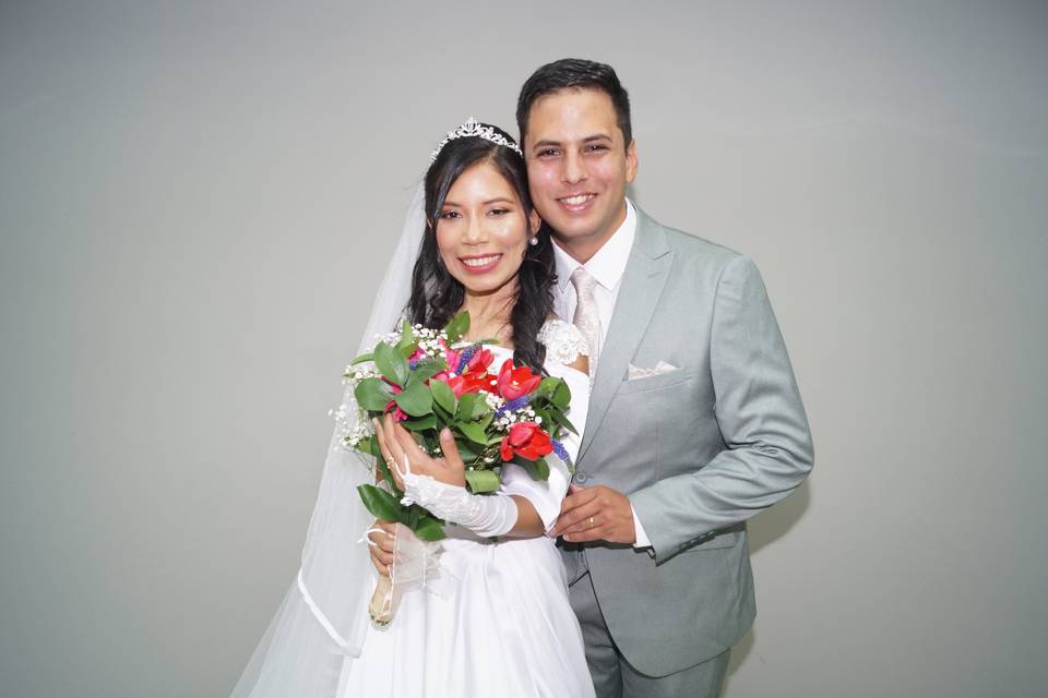 Novios en post ceremonia
