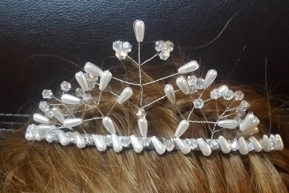 Corona de perlas y cristales