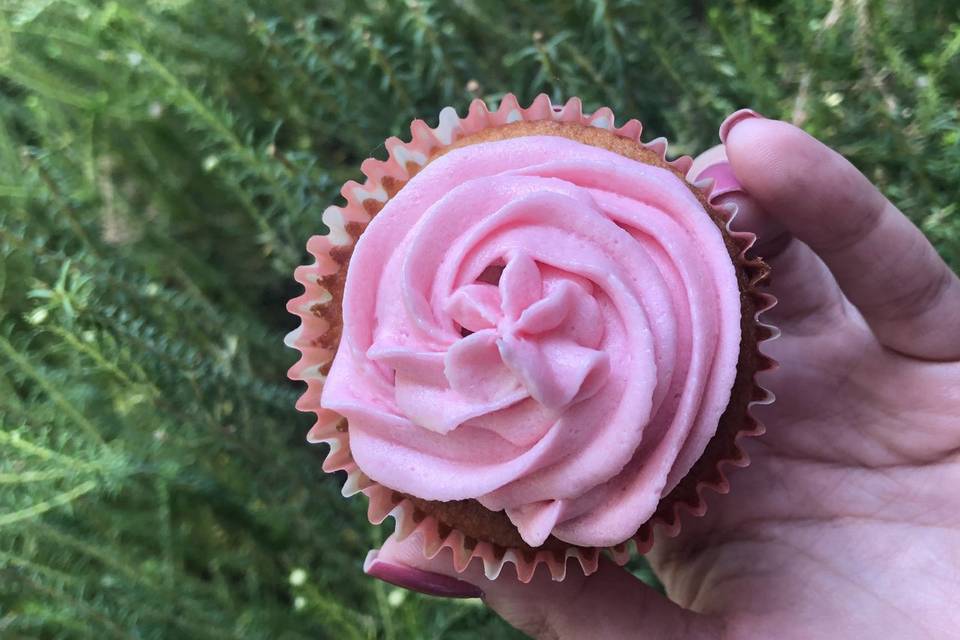 Cupcake con frosting rosa