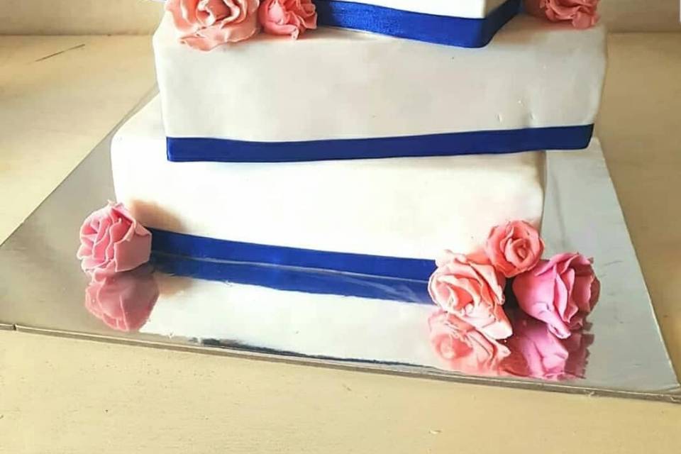 Torta blanca con detalles azul