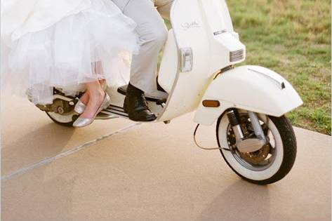 Recien casados moto blanca