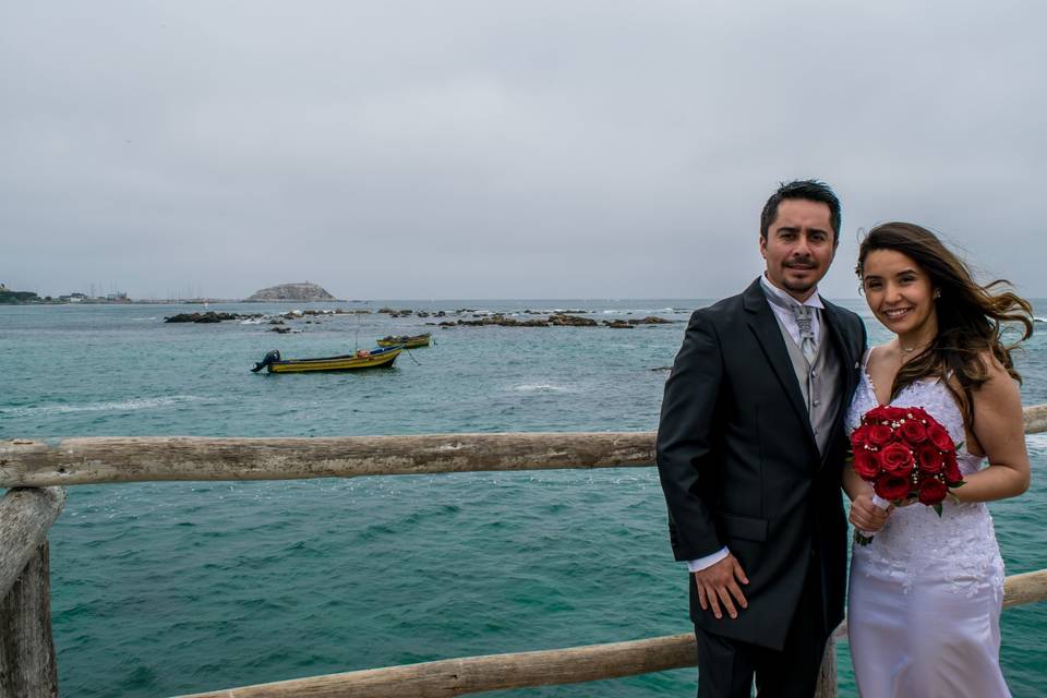 En la playa con los novios