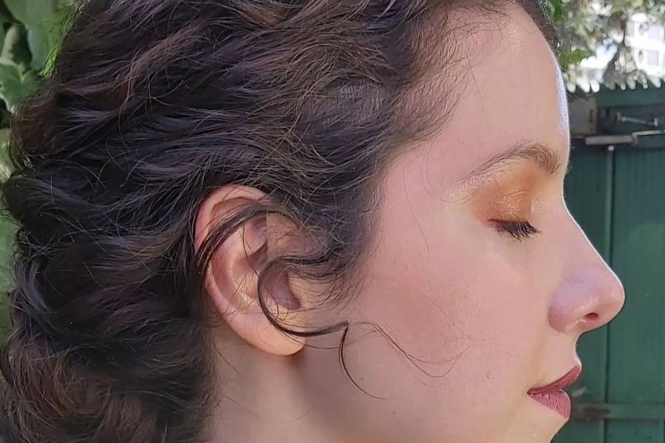 Maquillaje y peinado